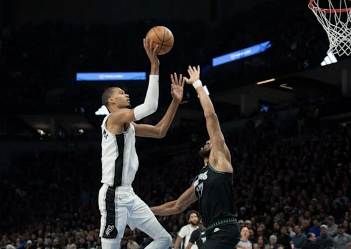 华体会-比肩四大传奇中锋，文班39分15板5帽成为NBA季后赛历史第五人